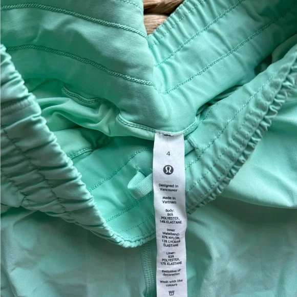Lululemon Track That Mid Rise Line 5” in Wild Mint - Picture 4 of 4
